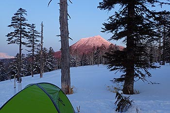 雄阿寒岳の山頂が赤く染まる