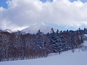 雲に隠れる山頂