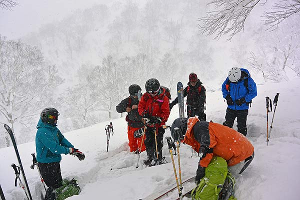 989峰を滑る